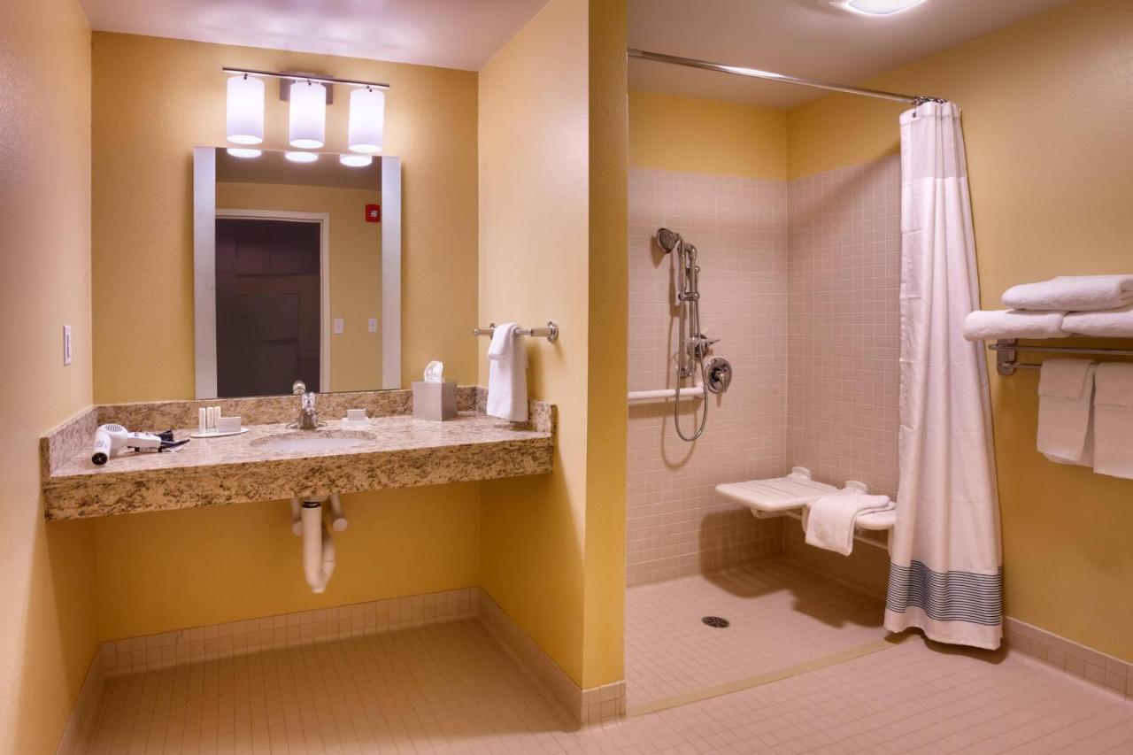 Towneplace Suites By Marriott Dickinson Bagian luar foto
